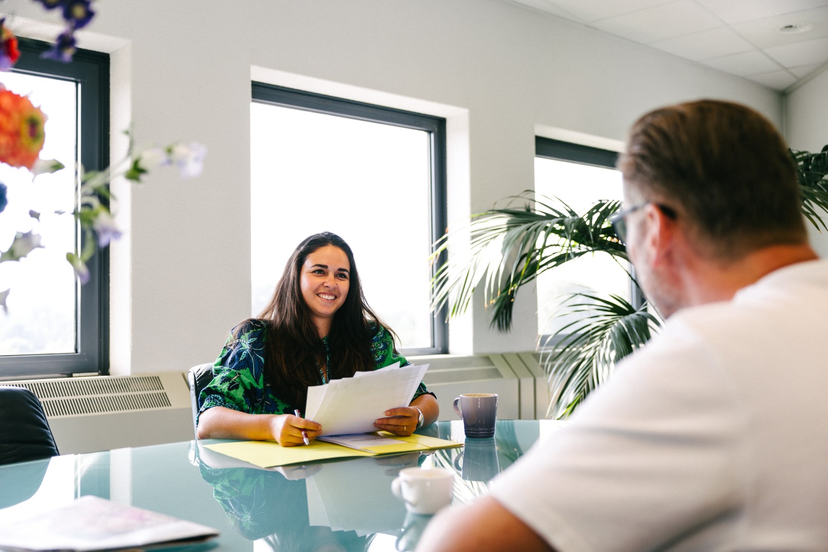 Michelle Neuteboom in bespreking met client