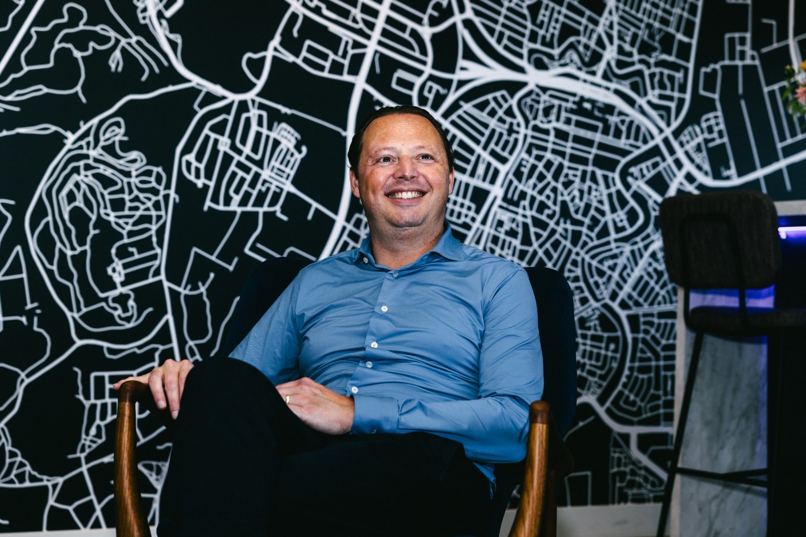 Jager Notarissen Marc Goossens lachen in een stoel